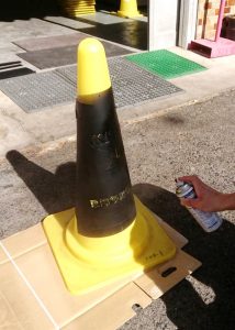 自作ステンシルでオリジナルカラーコーン製作
