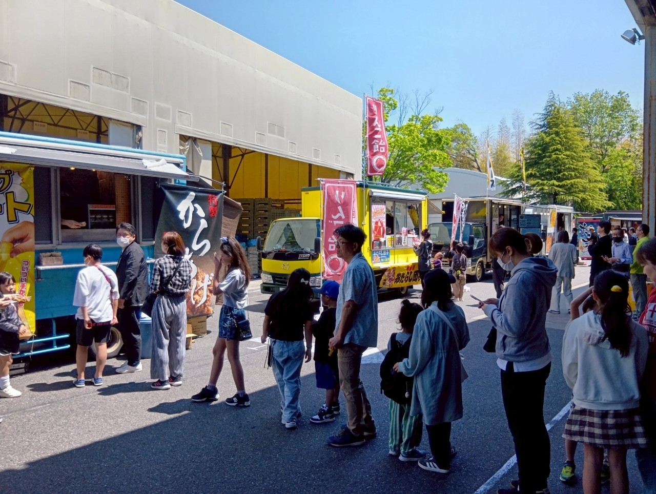【夏】夏祭りや花火大会、盆踊り大会　【秋】文化祭や学園祭、大学祭にもキッチンカーが活躍します！